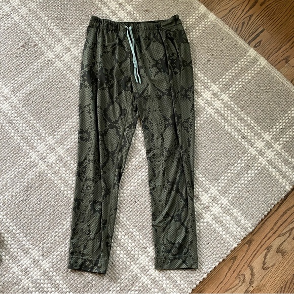 Lululemon Jet Crop 7/8 (Slim) Ziggy Snake Fatigue Gator Green Size 4 - Picture 1 of 8